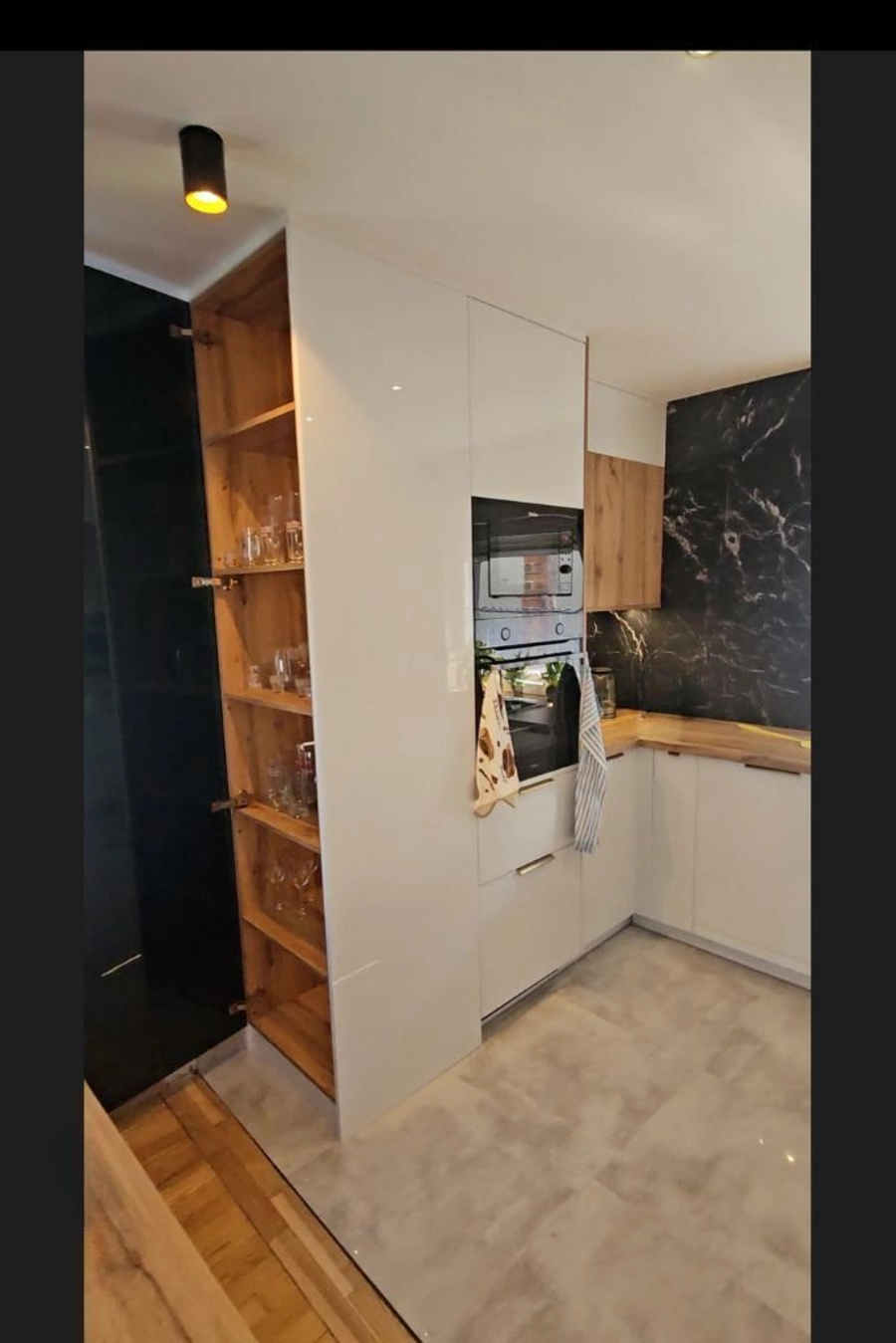 Kuchnia z ciemnym motywem